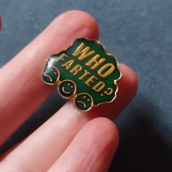 Vintage 1970s "Who Farted?" Pin - Picture 2 of 3